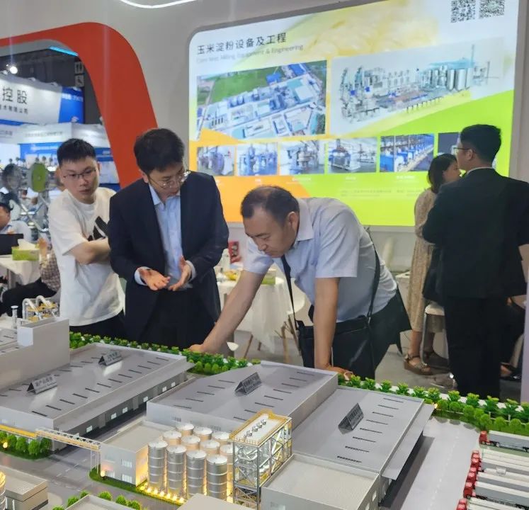 客户参观迈安德展位