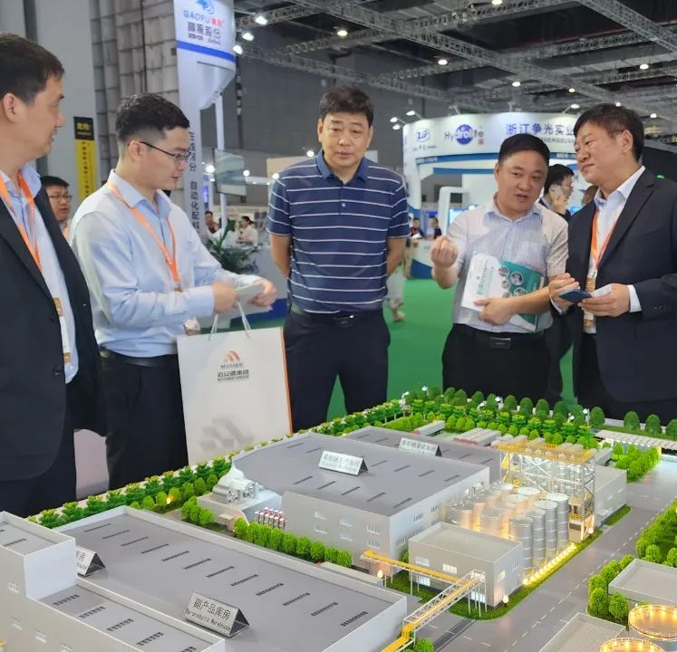 客户参观迈安德展位