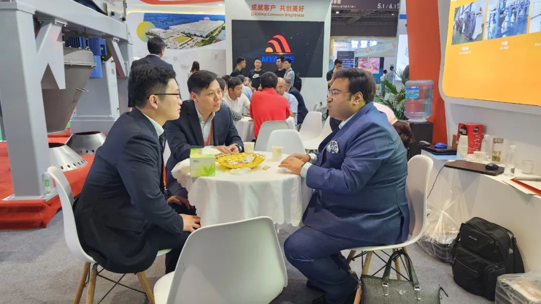 客户参观迈安德展位
