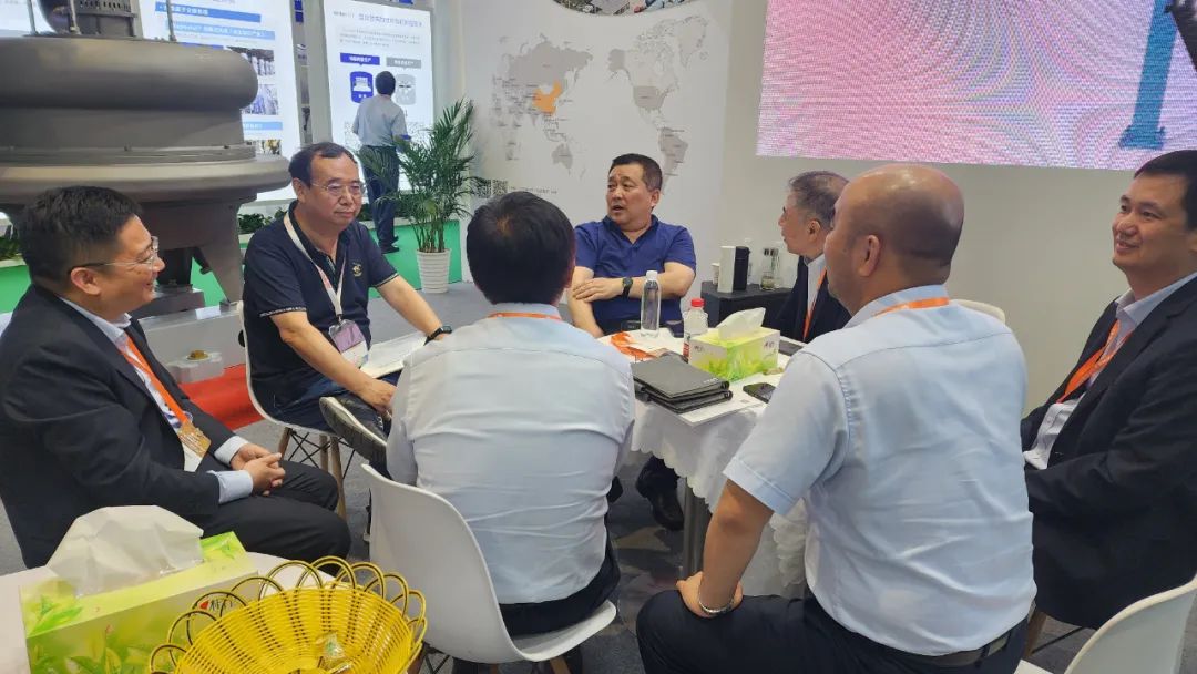 客户参观迈安德展位