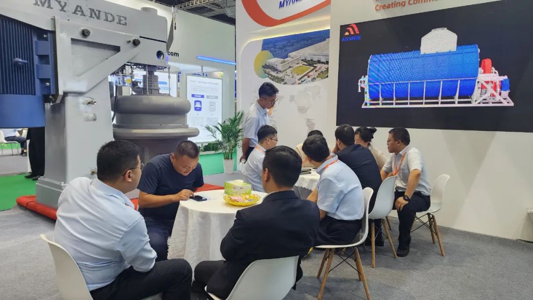 客户参观迈安德展位