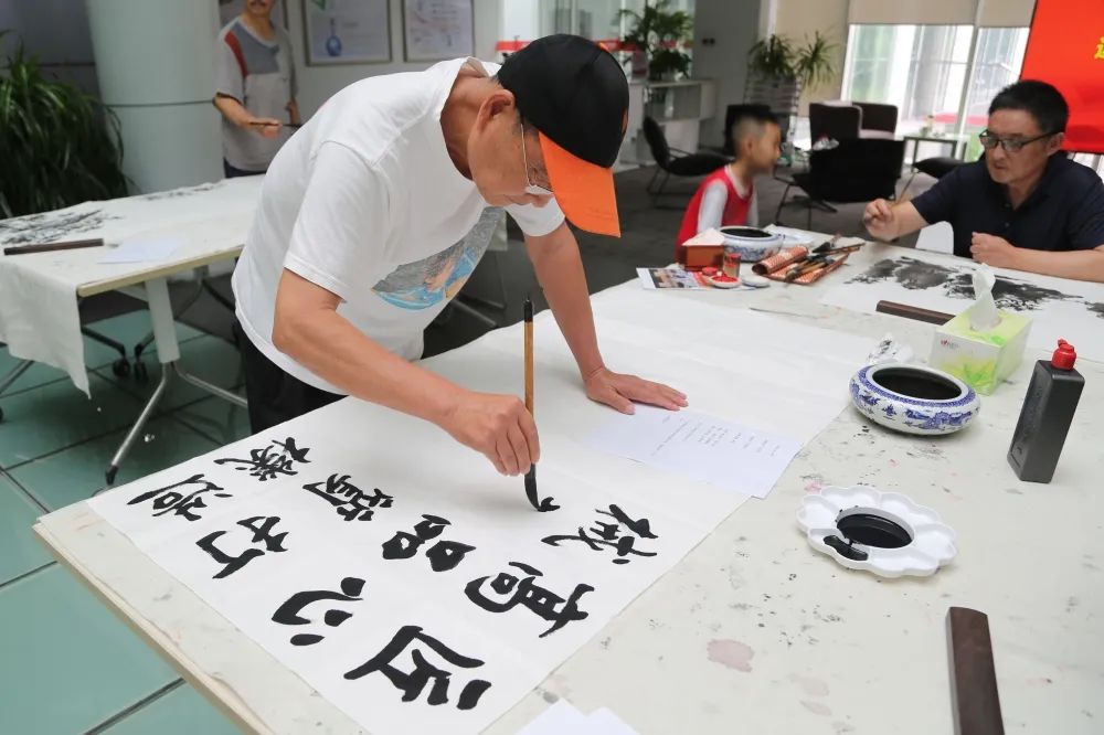 邗江政协艺术家庆贺迈安德二十耕耘